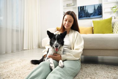 Evinde Collie köpeği olan bir kadın.