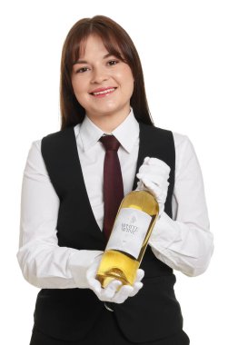 Beyaz arka planda şarap şişesi olan profesyonel şarap garsonu.