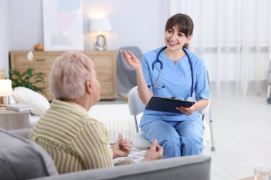 Bakıcı, huzurevindeki son sınıf kadınına iyi olup olmadığını soruyor.