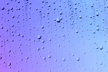 Su damlalı cam yüzey, yakın görüş.