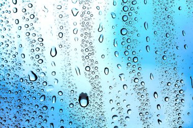 Su damlalı cam yüzey, yakın görüş.