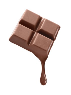 Çikolata parçası eriyip beyaz arka plana damlıyor.