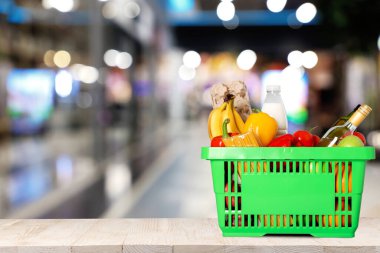 Süpermarketteki ürünlerle dolu bir alışveriş sepeti. Metin için boşluk