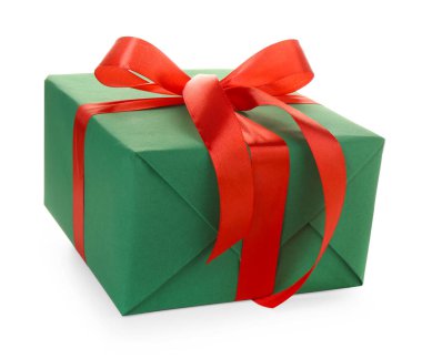 Güzel bir Noel hediyesi kutusu beyaza izole edilmiş.