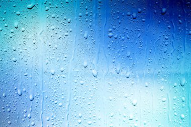 Su damlalı cam yüzey, yakın görüş.