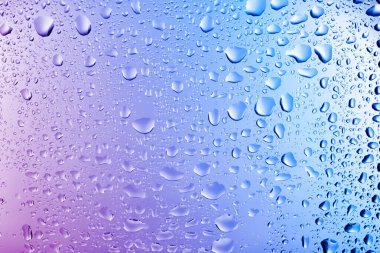 Su damlalı cam yüzey, yakın görüş.