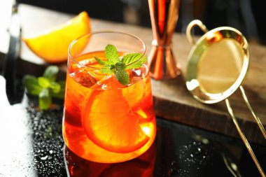 Bardaki masada spritzer kokteyli ve elek tazeleniyor, yakın plan.