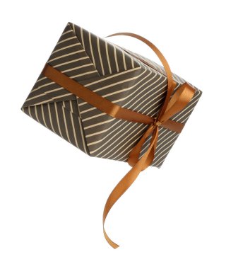 Havada izole edilmiş güzel bir hediye kutusu.