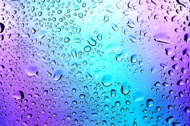 Su damlalı cam yüzey, yakın görüş.