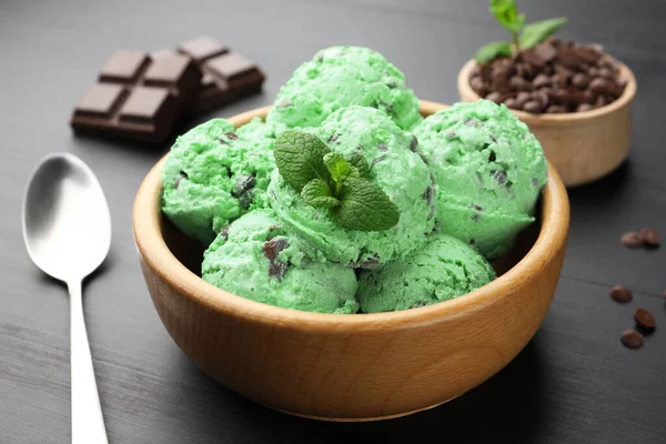 Siyah ahşap masada servis edilen naneli çikolatalı dondurma.