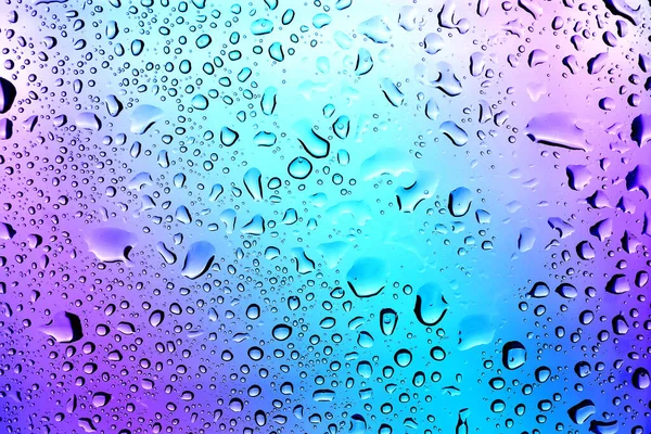 Su damlalı cam yüzey, yakın görüş.