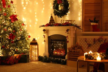 Güzel bir şömine, Noel ağacı ve rahat odada şenlikli bir dekor. İç tasarım