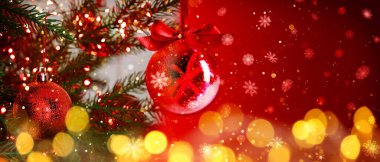 Noel topları kırmızı arka planda süslenmiş ağaçta asılı duruyor. Pankart tasarımı