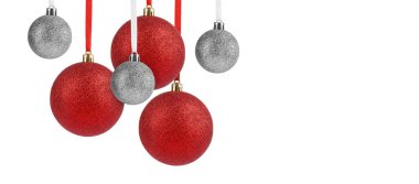 Beyaz arka planda noel topları. Şenlikli süsler