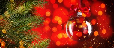 Cam Noel balosu ve kırmızı arka planda bokeh ışıklarıyla süslenmiş ağaç. Pankart tasarımı