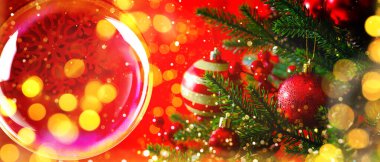 Cam Noel balosu ve kırmızı arka planda süslenmiş ağaç. Pankart tasarımı