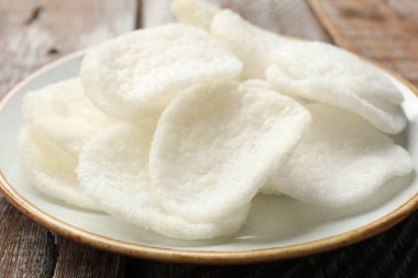 Lezzetli pirinç kağıt parçaları renkli ahşap masa, yakın plan.