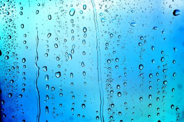 Su damlalı cam yüzey, yakın görüş.