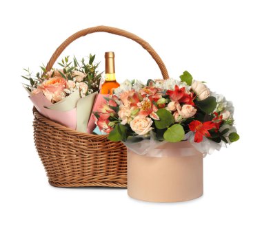 Hediye sepeti ve beyaz arka planda güzel çiçekler.