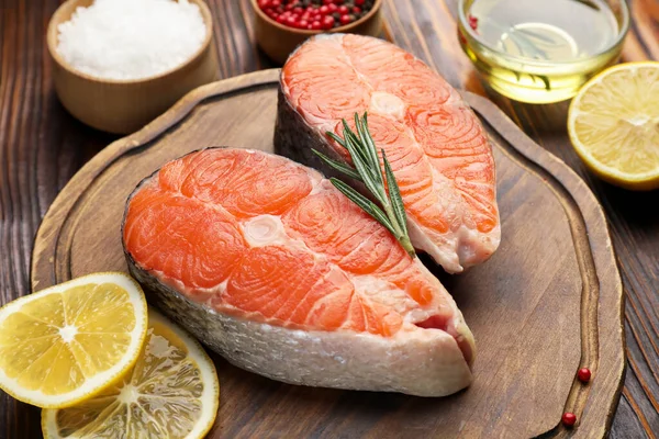 Baharatlı, limonlu ve yağlı somon filetosu.