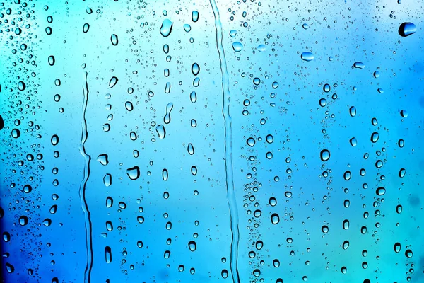 Su damlalı cam yüzey, yakın görüş.