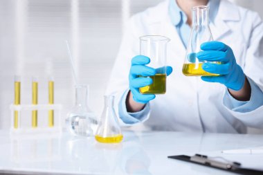 Laboratuvarda motor yağı kalitesini kontrol eden bilim adamı, yakın plan.