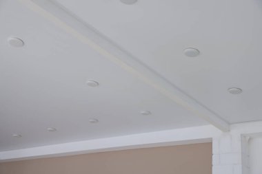 Kapalı mekanda benekli beyaz tavan, yakın çekim.