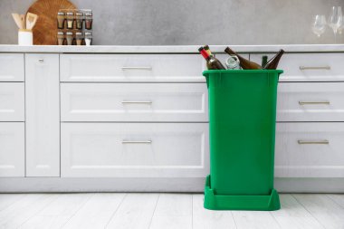 Mutfaktaki çöp kutusunda. Atık sıralama