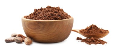 Kâsede doğal kakao tozu, kaşık ve fasulye beyaza izole edilmiş.