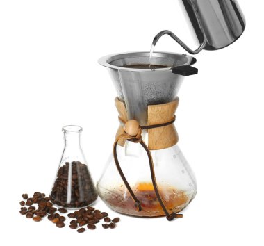 Beyaz arka planda cam kimya kahve makinesine sıcak su dökülüyor.