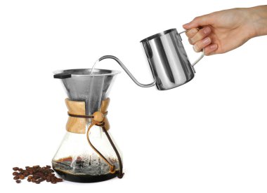 Beyaz arka planda cam kimya kahve makinesine sıcak su döken kadın, yakın plan.