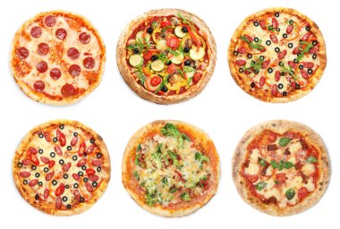 Beyaz, üst görünümde izole edilmiş farklı lezzetli pizzalar.