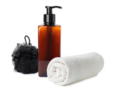 Siyah ağ süngeri, şişe ve duş jeli beyaza izole edilmiş.