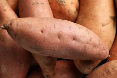 Taze taze patatesler arka planda, yakın plan.