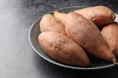 Siyah masada çiğ patates, yakın plan.