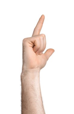 Beyaz arkaplanda bir şeye bakan adam, yakın plan.