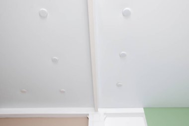 Beyaz tavan, iç mekan ışıklandırması, düşük açı