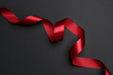 Koyu arkaplanda güzel kırmızı kurdele, üst manzara