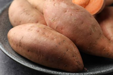 Siyah masada çiğ patates, yakın plan.