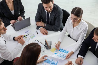 Çalışma masasında birlikte çalışan iş adamları, manzaranın üstünde