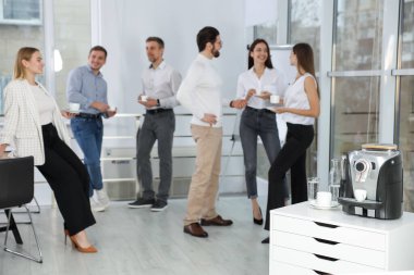 Mesai arasında sıcak içeceklerle iş arkadaşları, elektrikli kahve makinesine odaklanın.