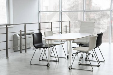 Şık sandalyeler ve ofis masası. İç tasarım