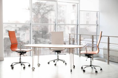 Şık bir masa ve ofiste sandalyeler. İç tasarım