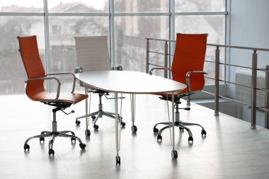 Şık bir masa ve ofiste sandalyeler. İç tasarım