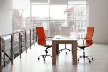 Şık bir masa ve ofiste sandalyeler. İç tasarım