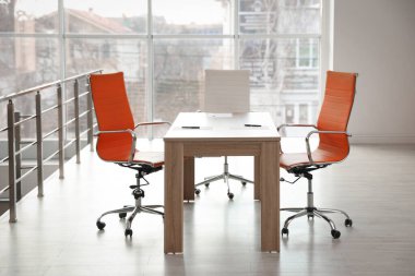 Şık bir masa ve ofiste sandalyeler. İç tasarım