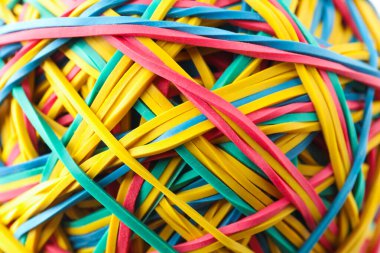 Arkaplan olarak birçok renkli lastik bant, yakın plan