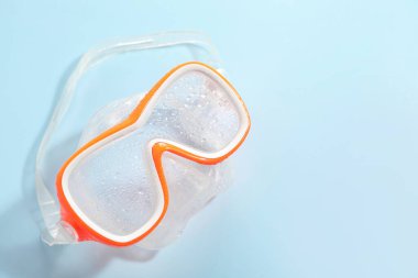 Işık arka planında bir dalış maskesi, üst manzara. Metin için boşluk