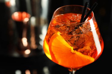 Barda serinletici bir kokteyl, yakın plan. Metin için boşluk