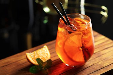 Sodalı kokteyl, nane ve portakal dilimleri bardaki ahşap masada, yakın plan. Metin için boşluk